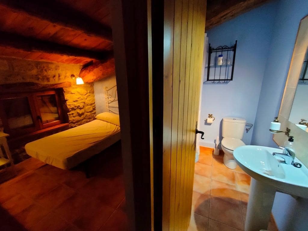 Casa de 12 habitaciones en Valdeltormo en venta - 469.000 € (Ref: 9743975)