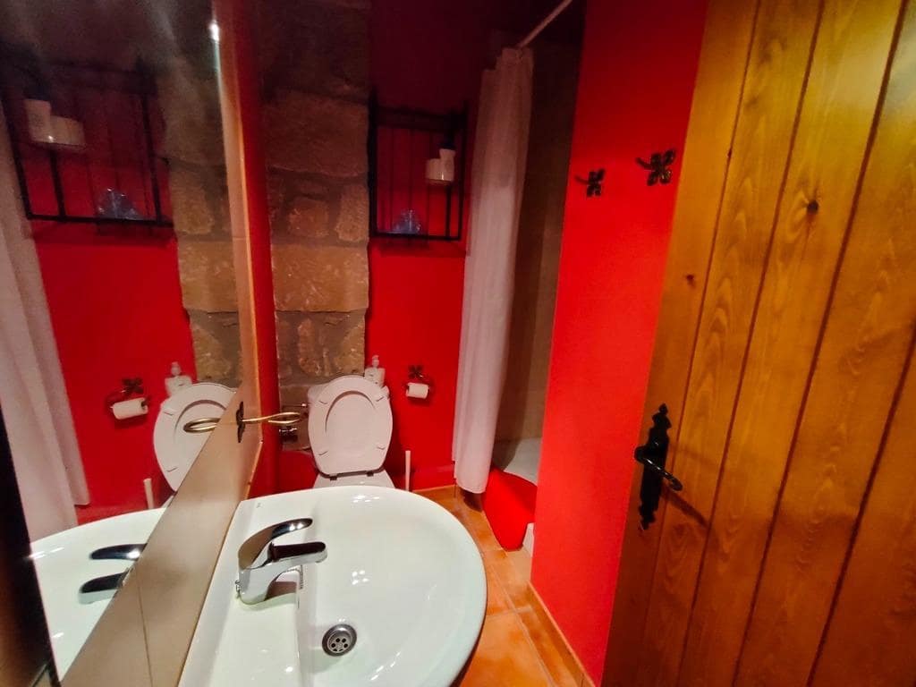 Casa de 12 habitaciones en Valdeltormo en venta - 469.000 € (Ref: 9743975)