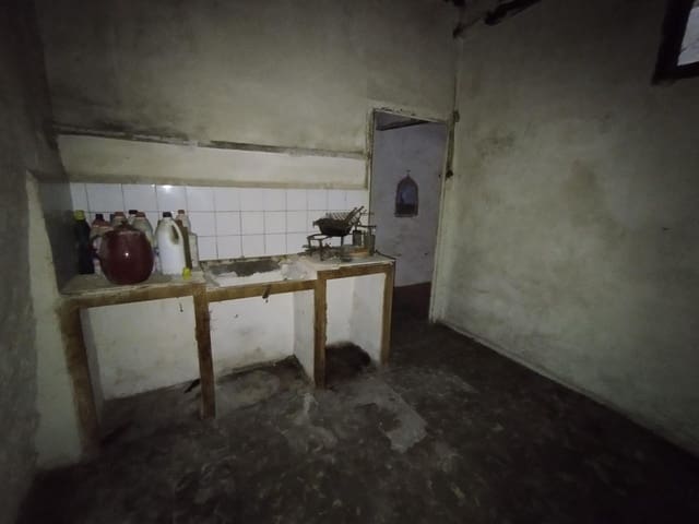 Casa de 3 habitaciones en Valdeltormo en venta - 30.000 € (Ref: 9743976)