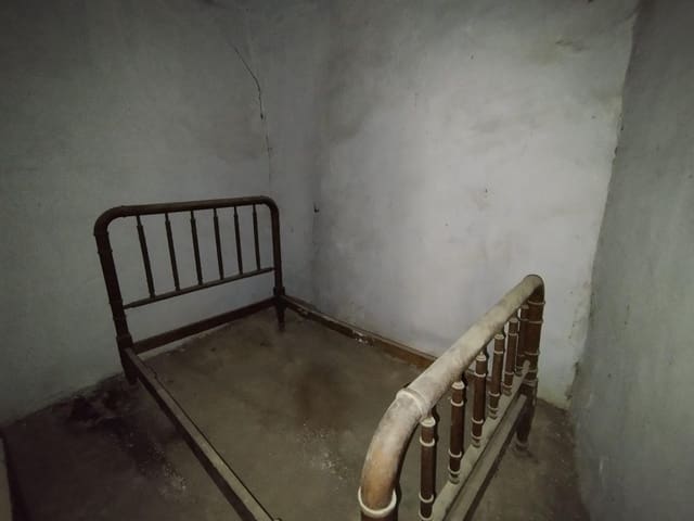 Casa de 3 habitaciones en Valdeltormo en venta - 30.000 € (Ref: 9743976)