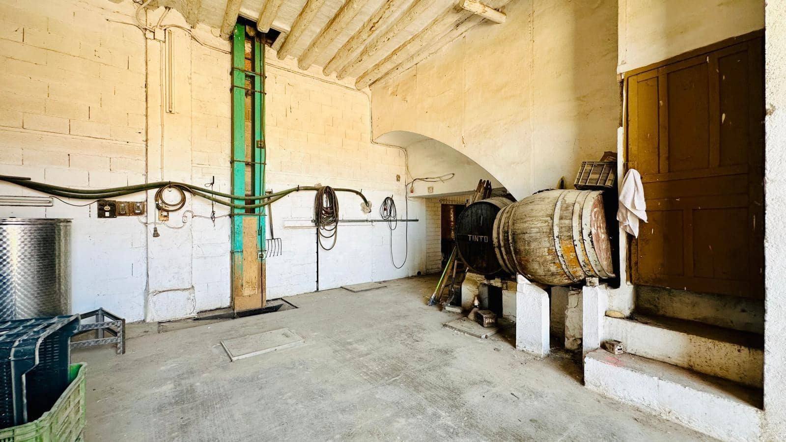 1 bedroom Commercial for sale in Cretas - € 90,000 (Ref: 9959946)