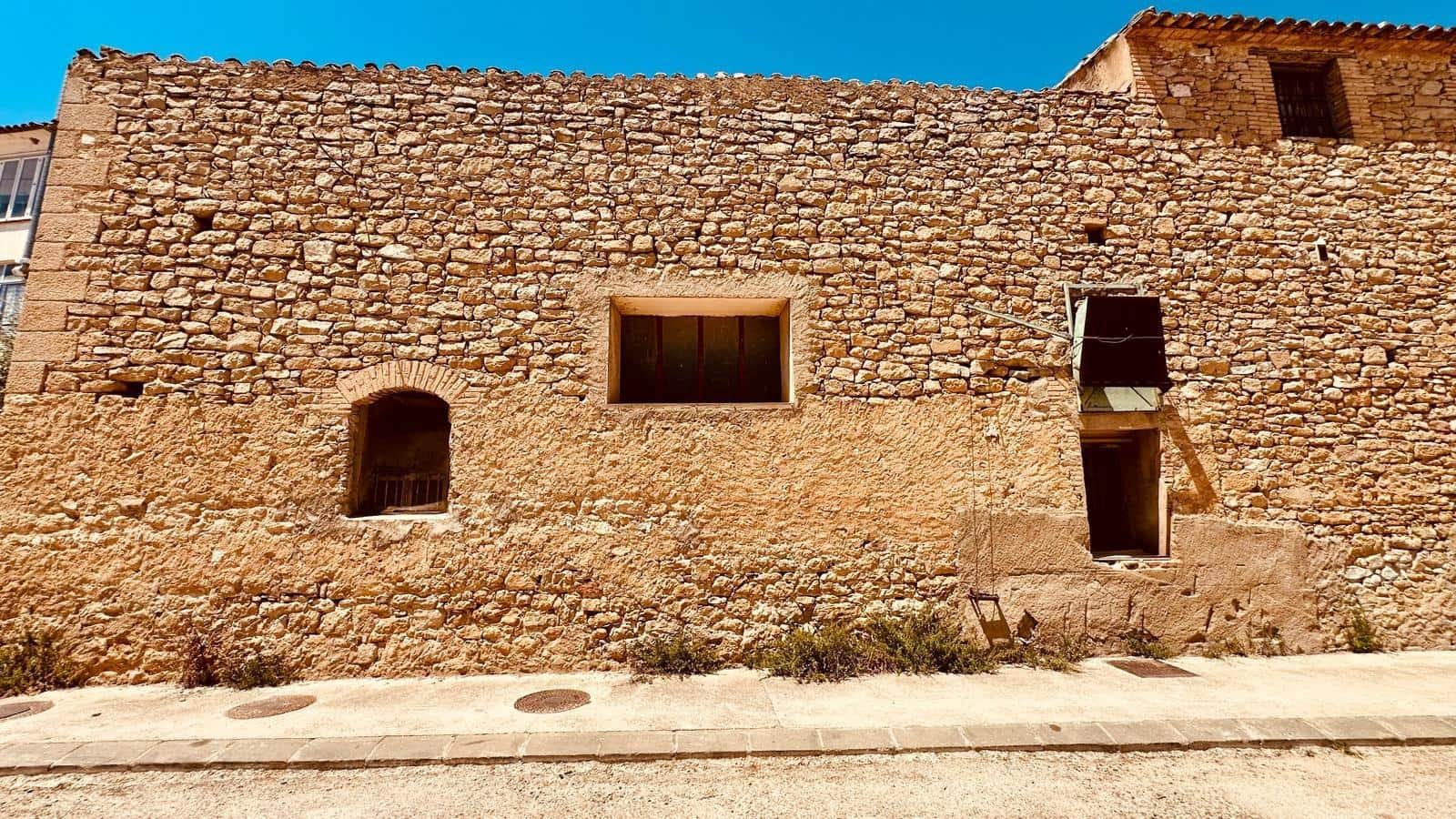 1 bedroom Commercial for sale in Cretas - € 90,000 (Ref: 9959946)