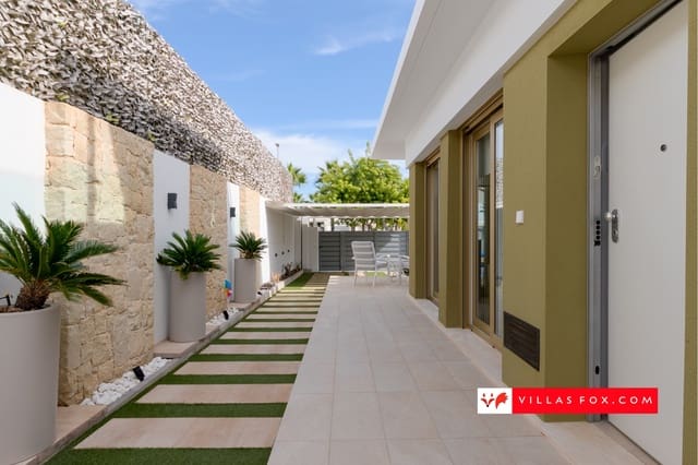 3 soverom Kjedet enebolig til salgs i Desamparados - Hurchillo - Torremendo, Orihuela med svømmebasseng - € 355 000 (Ref: 9336956)