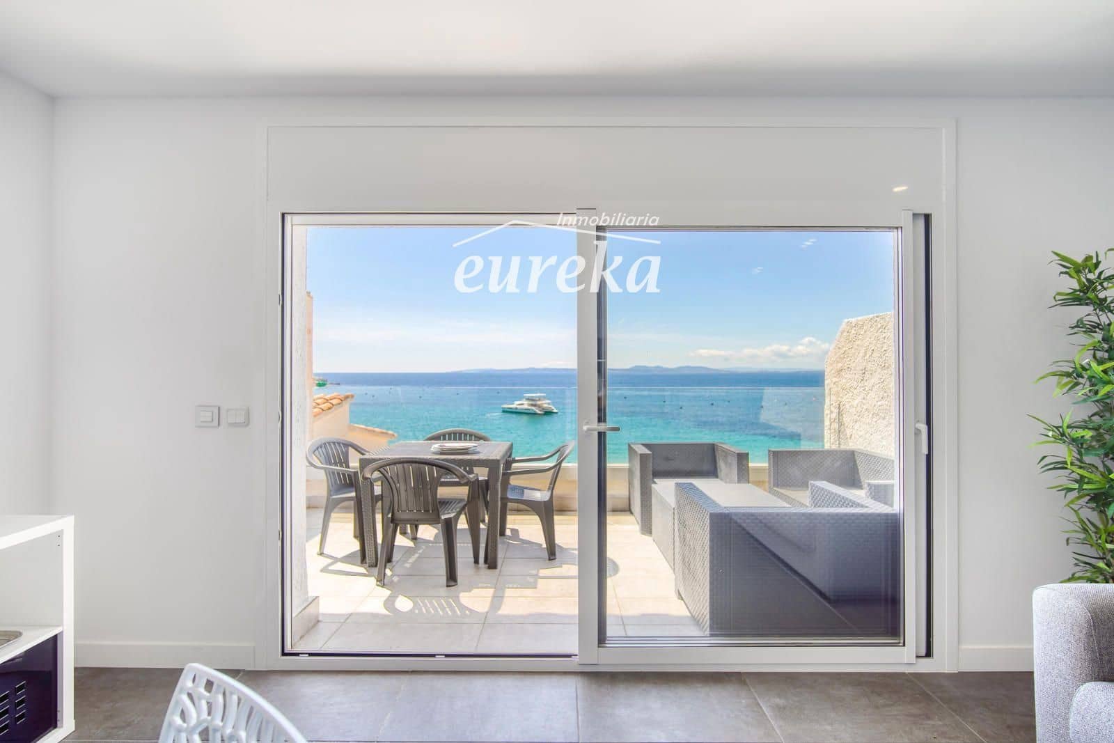 1 bedroom Flat for sale in Roses with garage - € 399,000 (Ref: 9713576)